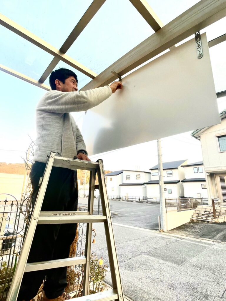 看板を設置する塾長