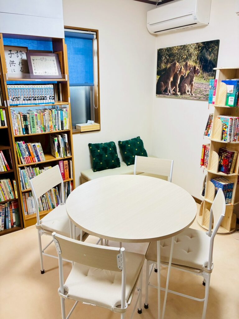 自習室２の机とベンチ