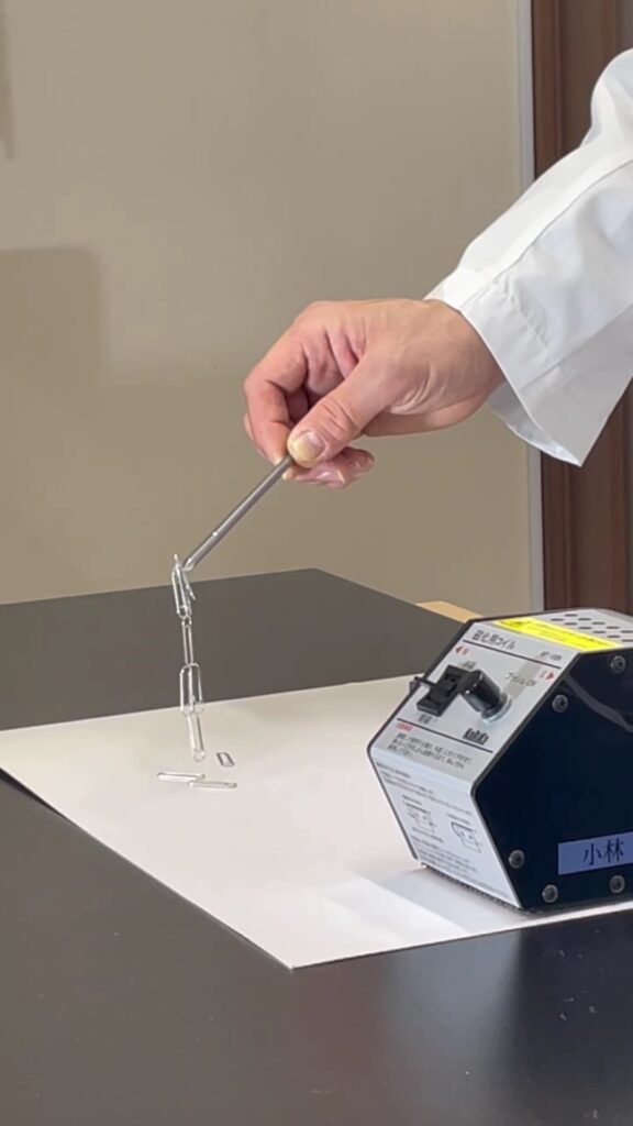 磁石になった鉄くぎ